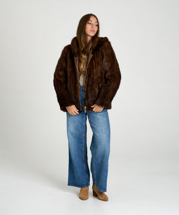 Chaqueta de visón tricotado marrón con capucha.