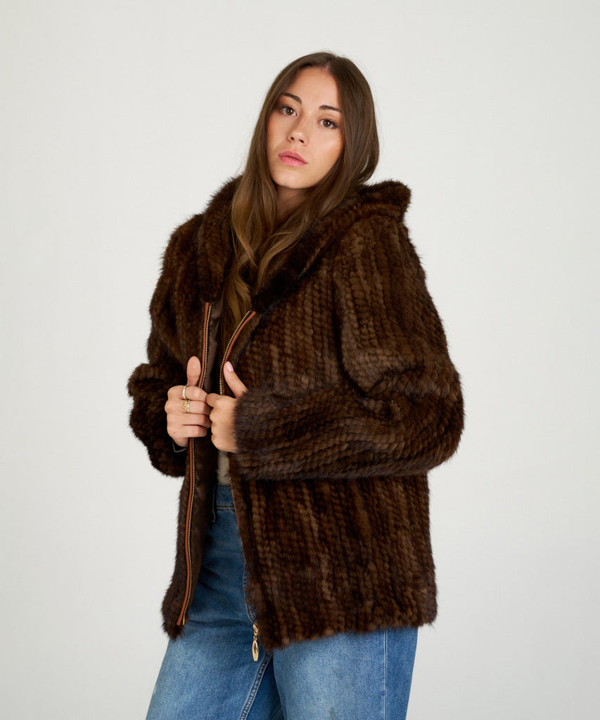 Chaqueta de visón tricotado marrón con capucha.