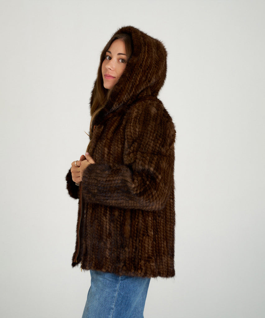 Chaqueta de visón tricotado marrón con capucha.