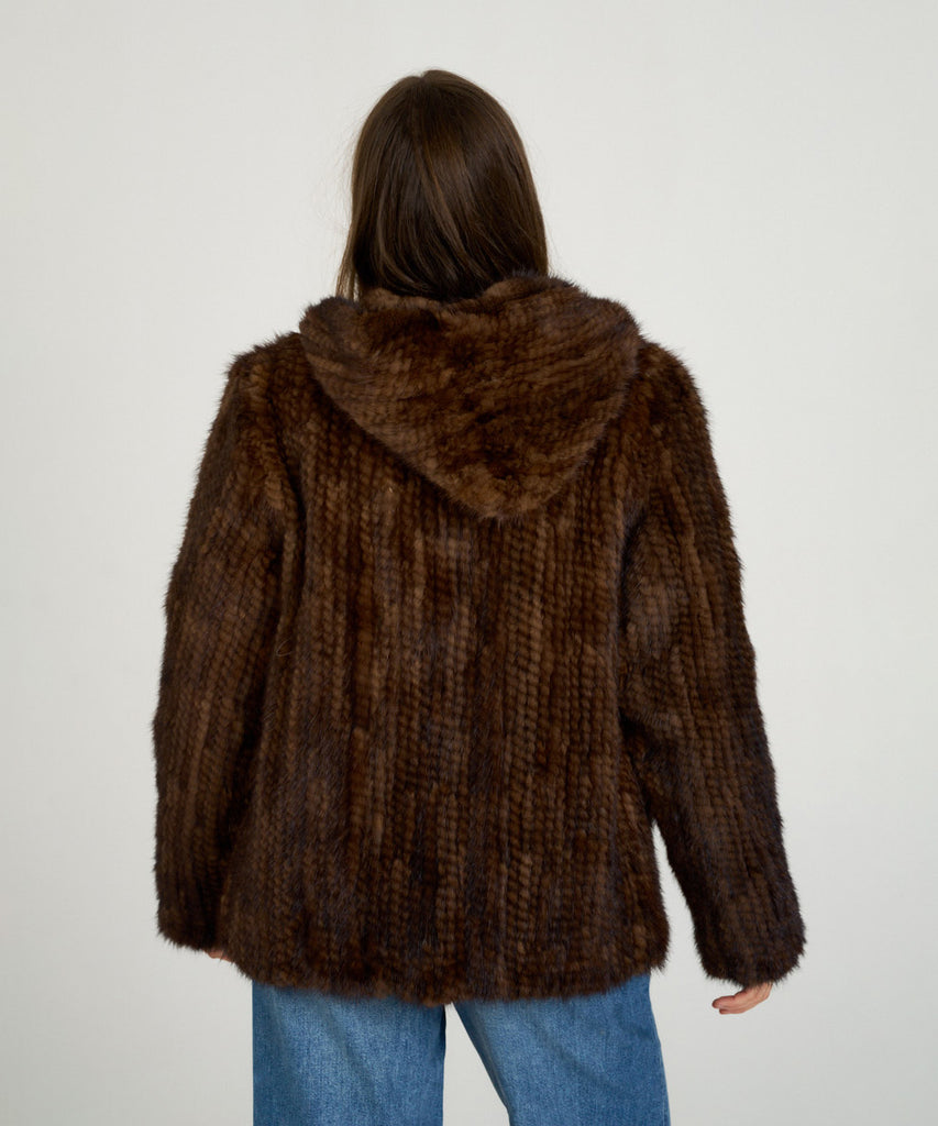 Chaqueta de visón tricotado marrón con capucha.