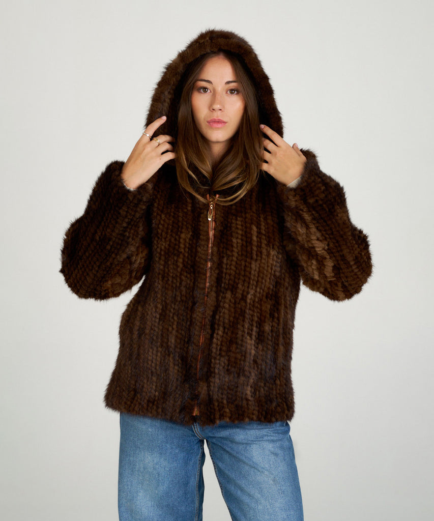 Chaqueta de visón tricotado marrón con capucha.