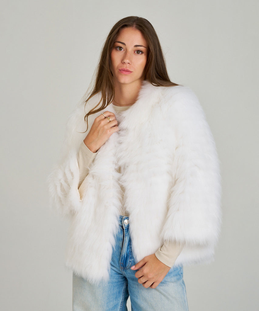 Chaqueta de piel de pelo blanco mujer zorro.