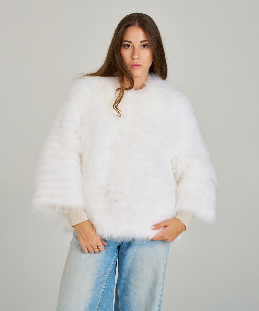 Chaqueta de piel de pelo blanco mujer zorro.