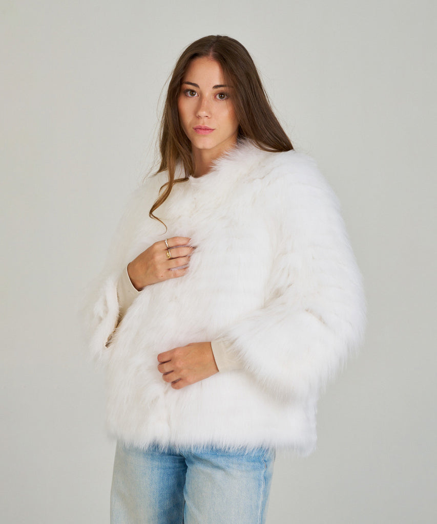 Chaqueta de piel de pelo blanco mujer zorro.