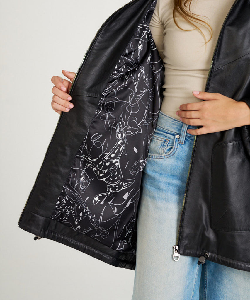 Parka de piel negra con capucha y forro estampado de HervásPiel