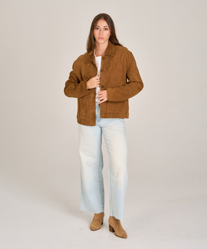 Sobrecamisa de ante marrón para mujer de HervásPiel, confeccionada en piel natural con cierre de botones y bolsillos frontales.