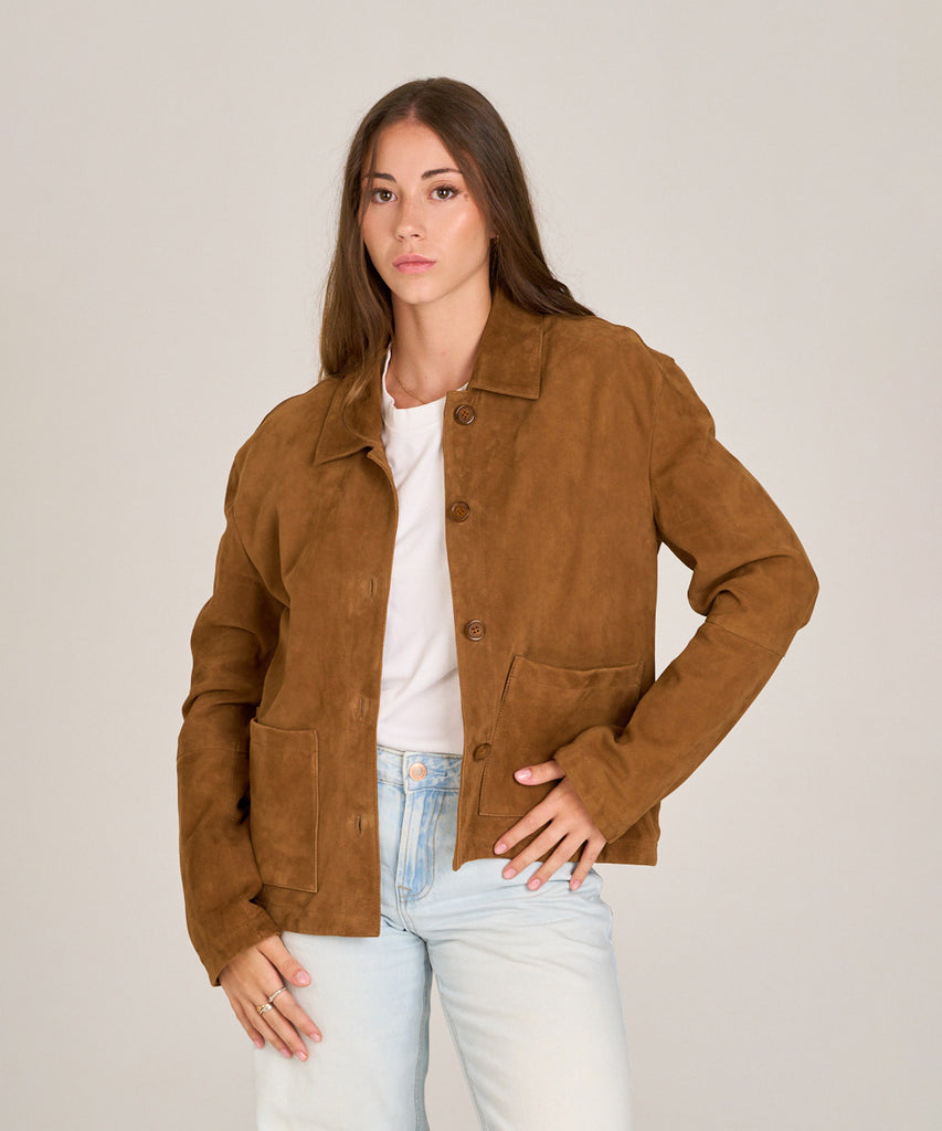 Sobrecamisa de ante marrón para mujer de HervásPiel, confeccionada en piel natural con cierre de botones y bolsillos frontales.