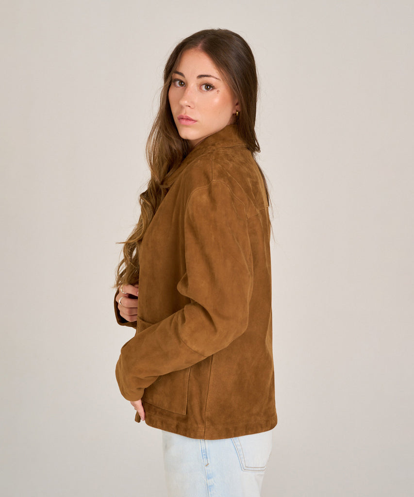 Sobrecamisa de ante marrón para mujer de HervásPiel, confeccionada en piel natural con cierre de botones y bolsillos frontales.