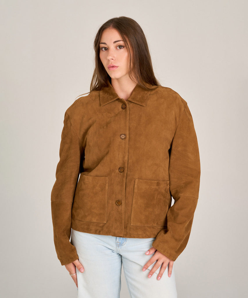 Sobrecamisa de ante marrón para mujer de HervásPiel, confeccionada en piel natural con cierre de botones y bolsillos frontales.