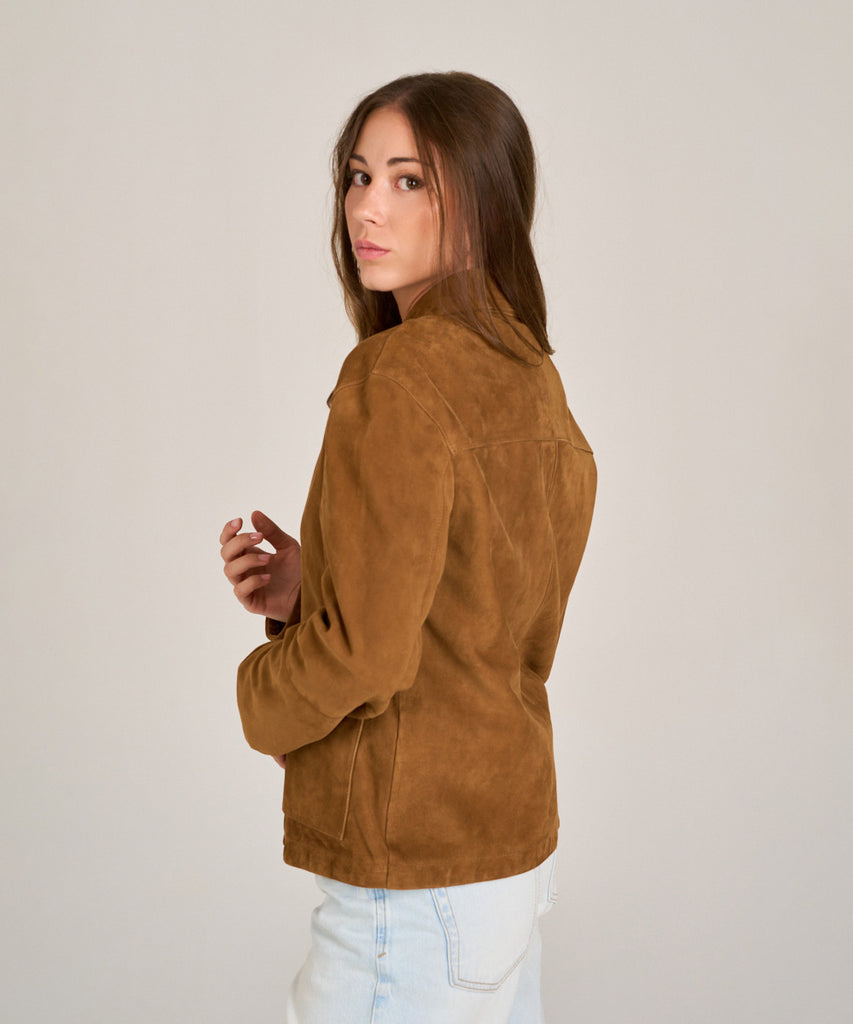 Sobrecamisa de ante marrón para mujer de HervásPiel, confeccionada en piel natural con cierre de botones y bolsillos frontales.