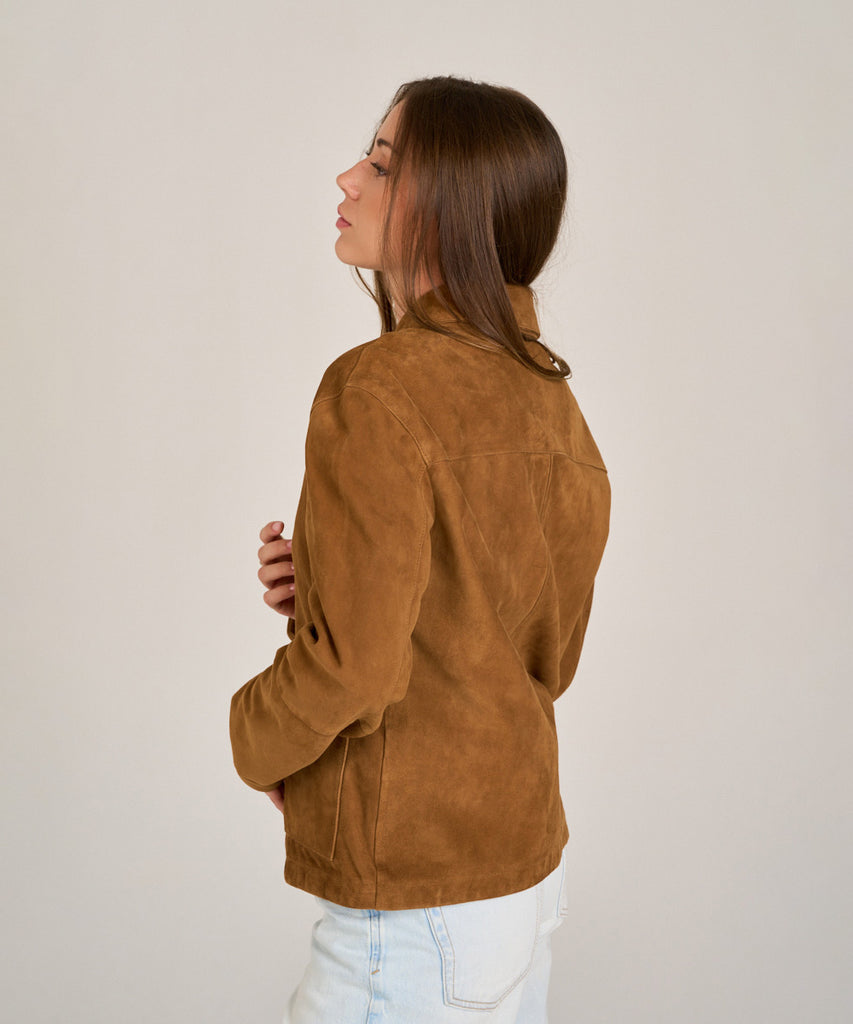 Sobrecamisa de ante marrón para mujer de HervásPiel, confeccionada en piel natural con cierre de botones y bolsillos frontales.