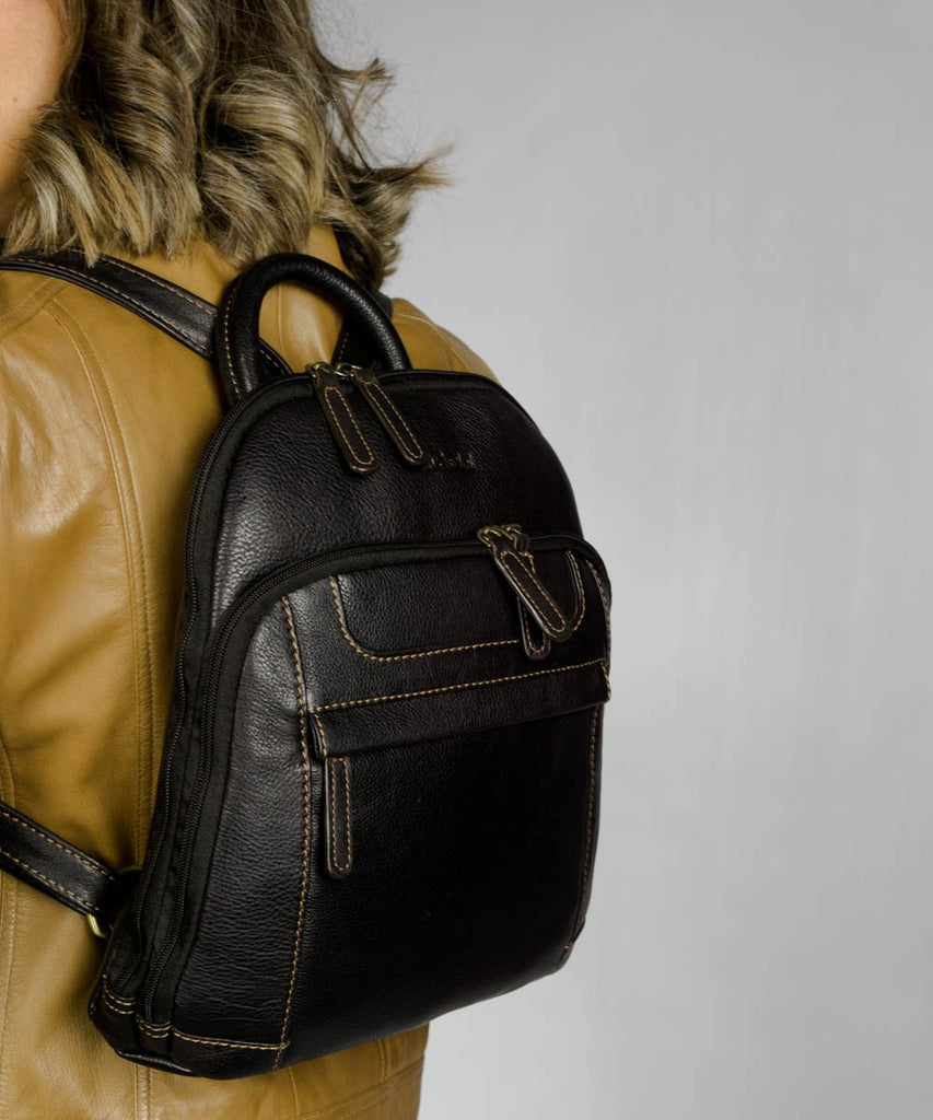 Mochila de cuero marrón