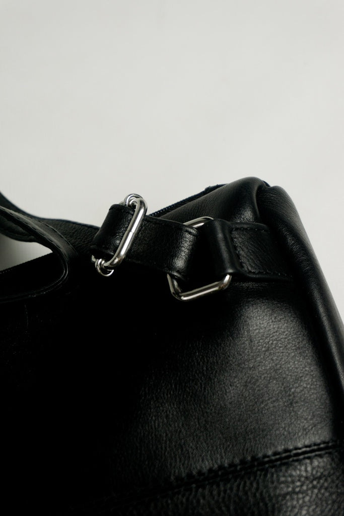 Mochila piel negra detalle bolsillos