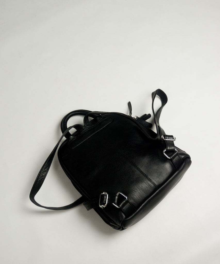 Mochila piel negra detalle bolsillos