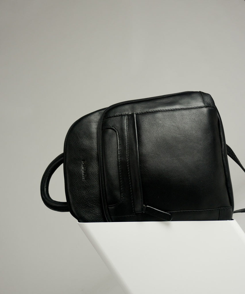 Mochila piel negra detalle bolsillos