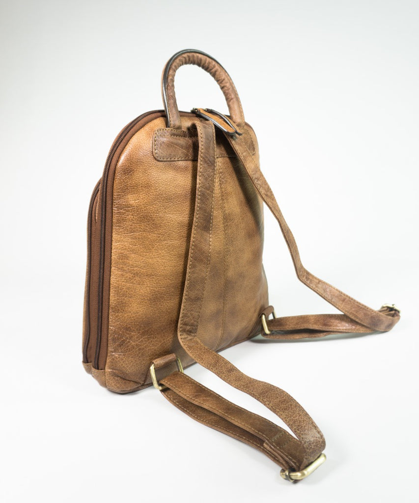 Mochila cuero detalle acabado brillo