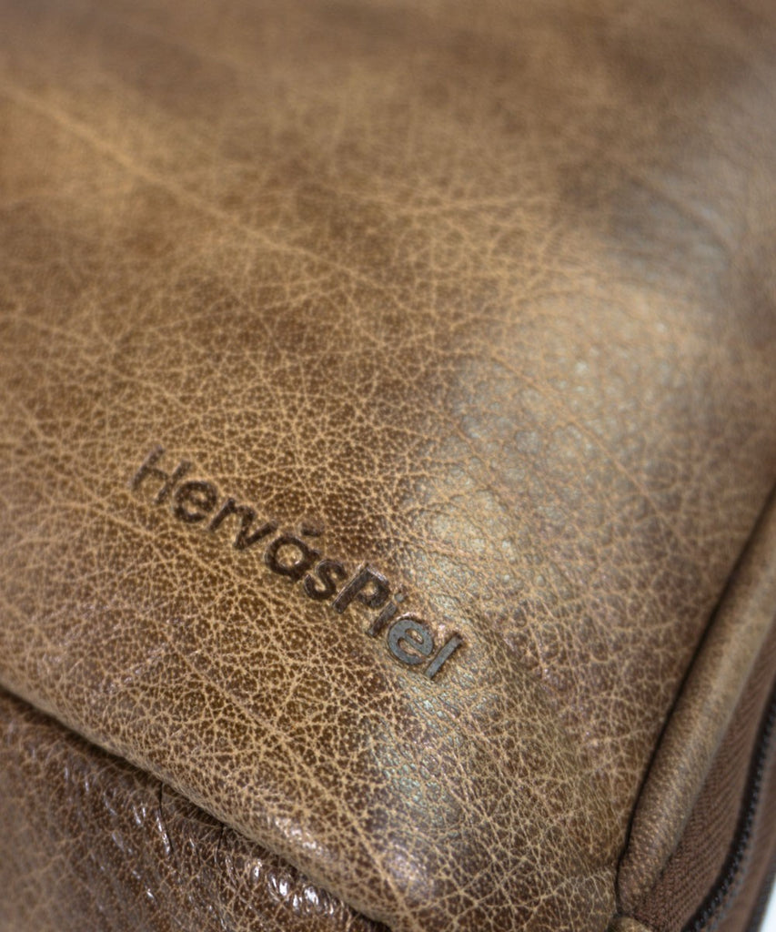 Mochila cuero detalle acabado brillo