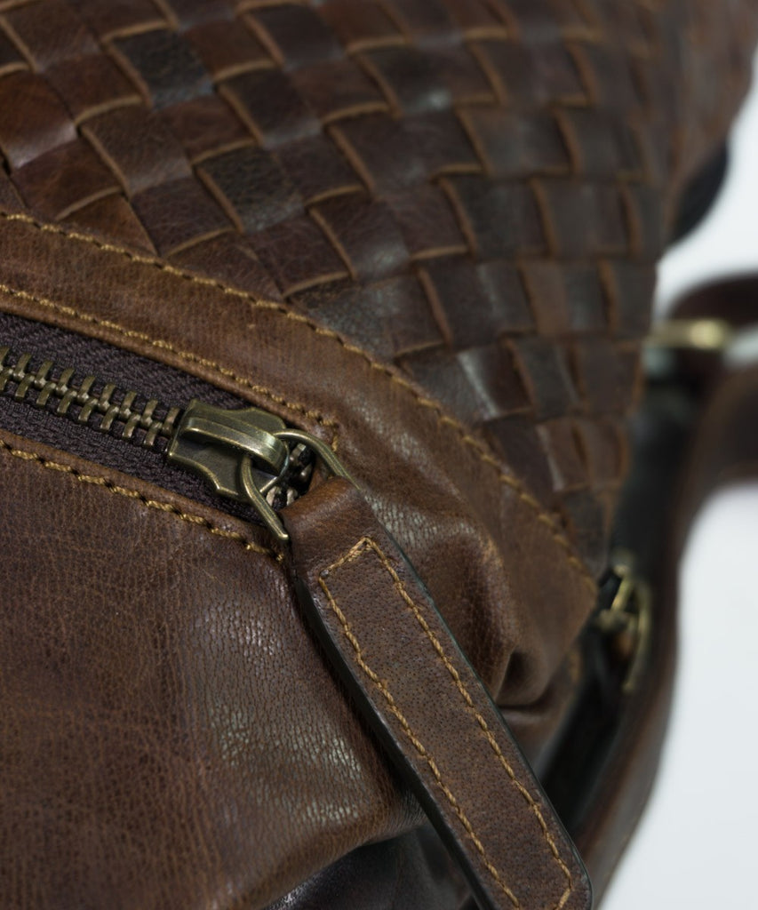 Mochila cuero trenzado acabado brillo