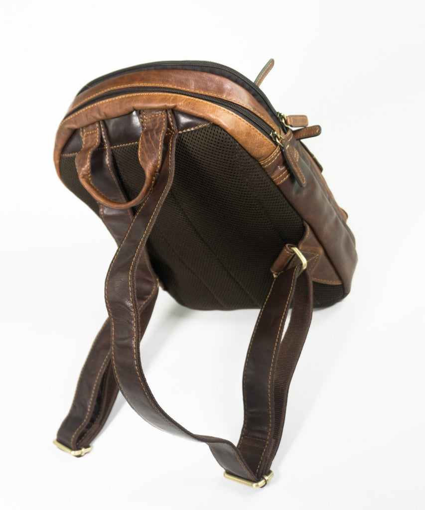 Mochila piel envejecida detalle hebilla