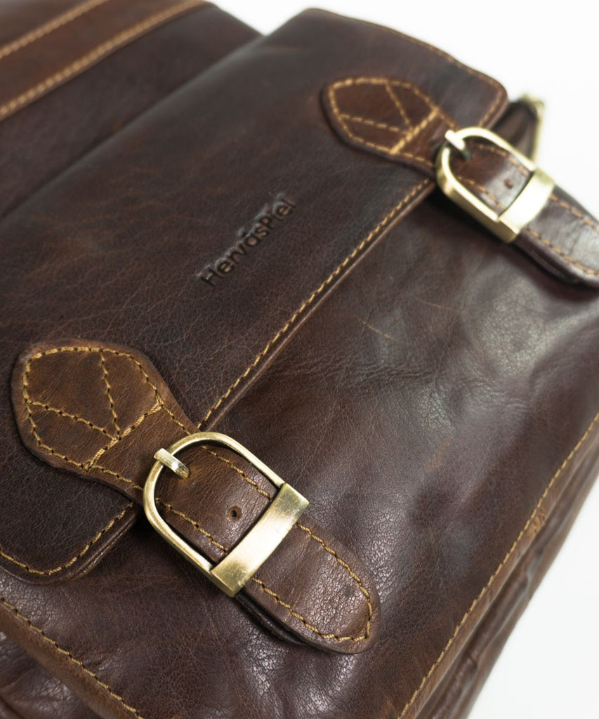 Mochila piel envejecida detalle hebilla