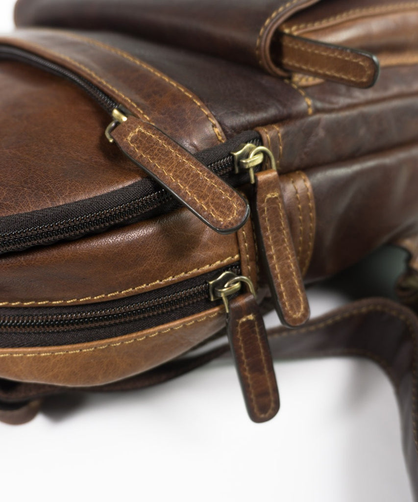 Mochila piel envejecida detalle hebilla