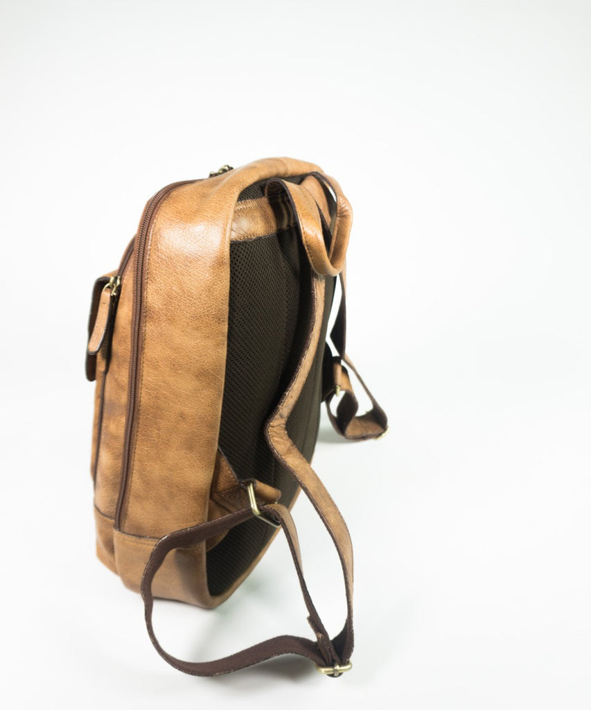 Mochila piel envejecida detalle solapa