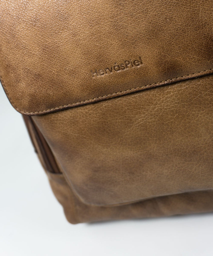 Mochila piel envejecida detalle solapa