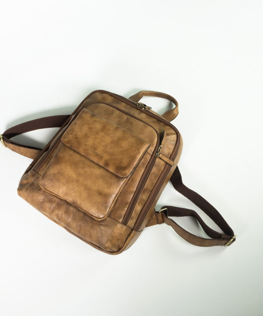 Mochila piel envejecida detalle solapa