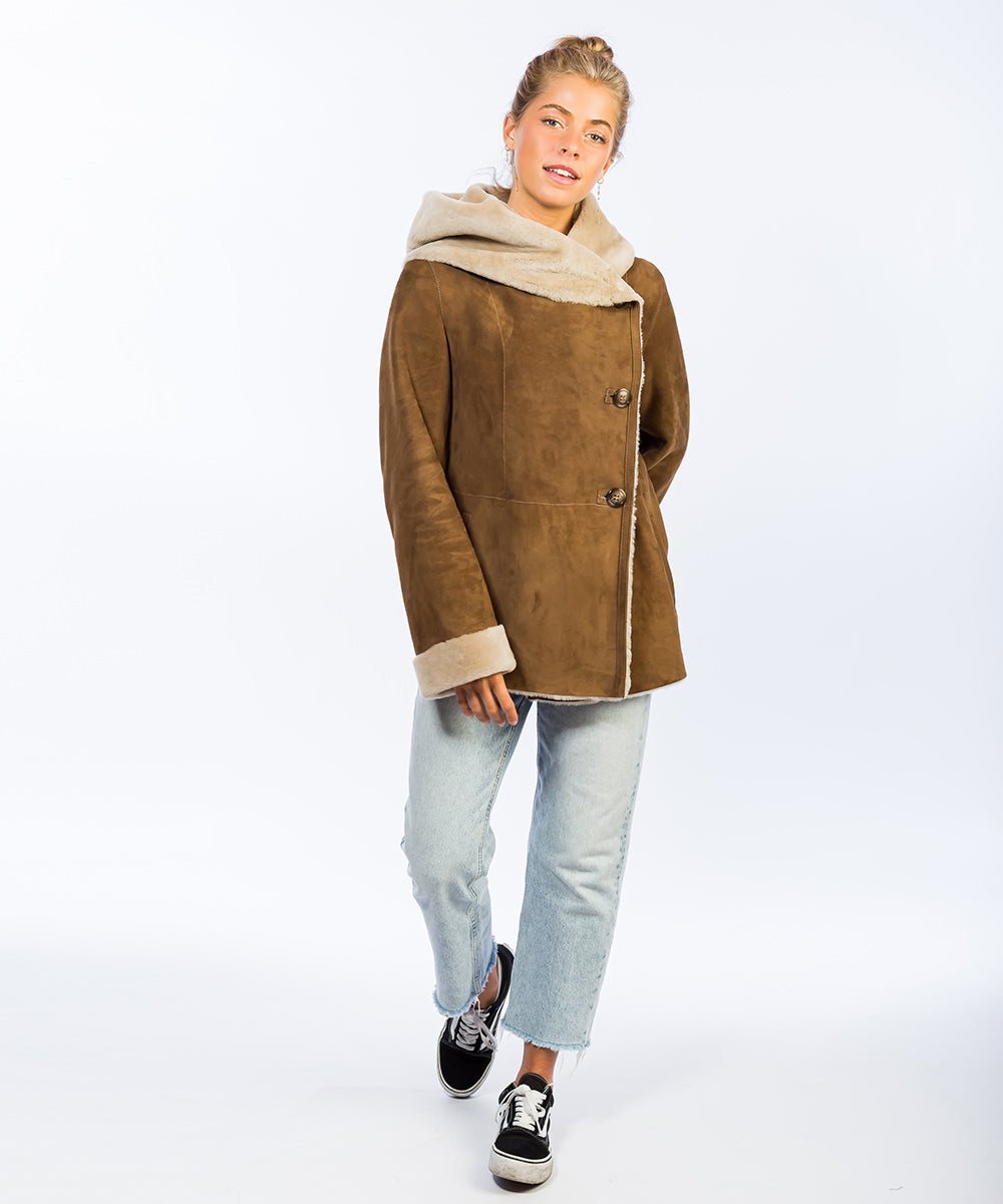 Abrigo de piel vuelta camel con capucha HervásPiel